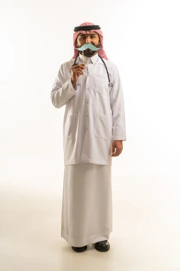 طبيب سعودي يرتدي الزي الرسمي يحمل شارب ورقي في الاستوديو