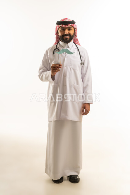 طبيب سعودي يحمل شارب ورقي للتوعية الصحية