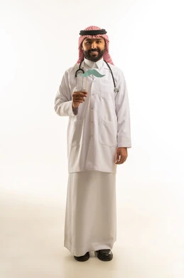 طبيب سعودي يحمل شارب ورقي للتوعية الصحية