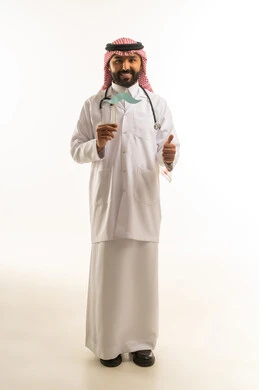 طبيب سعودي يحمل شارب ورقي خلفية بيضاء