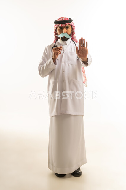 طبيب سعودي يحمل شارب ورقي للتوعية الصحية