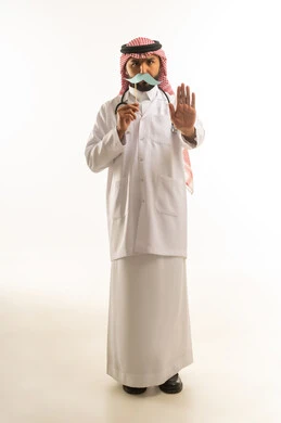 طبيب سعودي يحمل شارب ورقي للتوعية الصحية