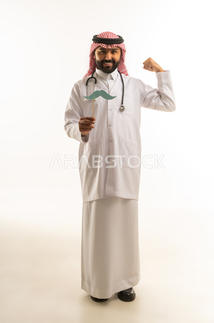 طبيب سعودي يرتدي الثوب التقليدي يحمل زينة شارب