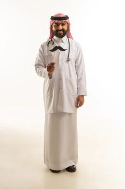 طبيب سعودي بالزي التقليدي مع أداة ترفيهية