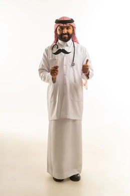 طبيب سعودي يحمل شارب اصطناعي للتوعية بصحة الرجل