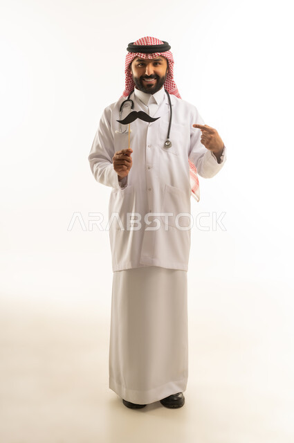 طبيب سعودي يحمل شارب مستعار للتوعية بصحة الرجل