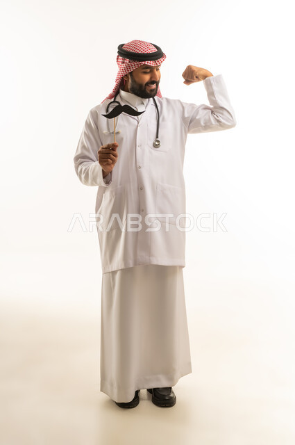 طبيب سعودي بالزي التقليدي يستعرض عضلاته مع شارب