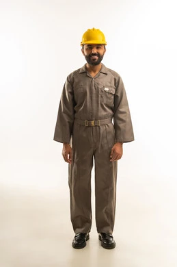 عامل بناء سعودي بزي العمل وخوذة السلامة الصفراء