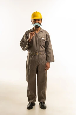 عامل هندي يرتدي خوذة ويحمل شاربًا ورقيًا