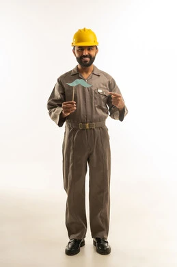 عامل هندي بخوذة صفراء يحمل شارب ورقي