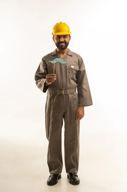 عامل من جنوب آسيا بزي العمل الصناعي وخوذة صفراء