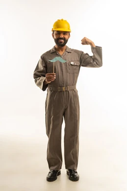 عامل بناء سعودي بزي العمل على خلفية بيضاء