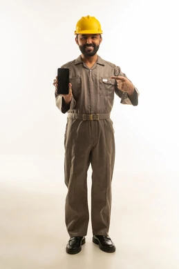 عامل سعودي بزي رسمي يحمل هاتف ذكي