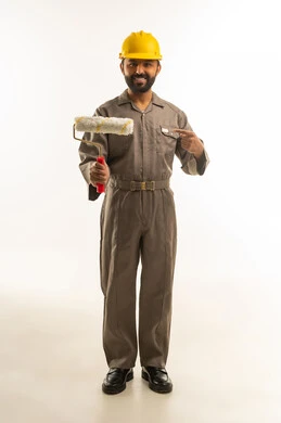 عامل دهان هندي يرتدي زي العمل على خلفية بيضاء