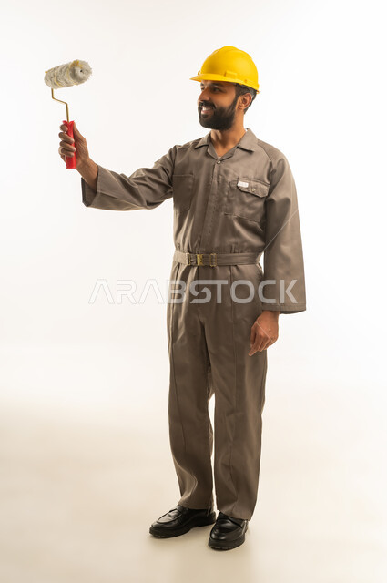 عامل طلاء من جنوب آسيا بخوذة وخلفية بيضاء