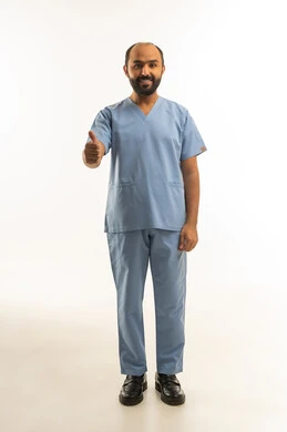 ممارس صحي سعودي بالزي الطبي الأزرق في الاستوديو