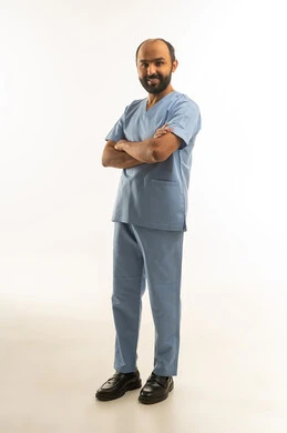 عامل رعاية صحية سعودي بالزي الطبي الأزرق