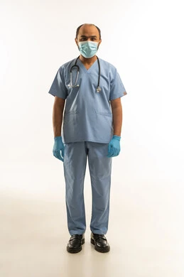 طبيب سعودي يرتدي الزي الطبي في الاستوديو