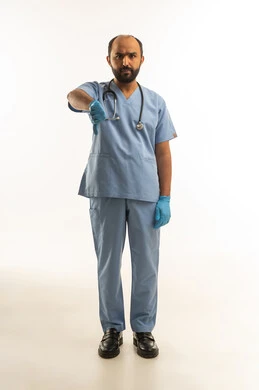 طبيب سعودي بالزي الطبي مع إشارة الرفض