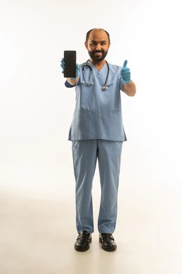 طبيب سعودي يحمل هاتف ذكي مع إيماءة الإبهام