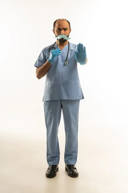 طبيب عربي بزي طبي أزرق يقوم بإشارة التوقف