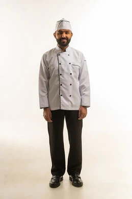 رجل سعودي يرتدي زي الشيف المهني الأبيض