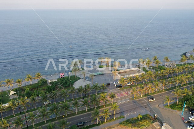 إطلالة جميلة من الأعلى لمدينة جدة بالمملكة العربية السعودية في وضع النهار ، واجهة جدة البحرية على سواحل البحر الأحمر غرب المملكة ، منظر جوي جميل على كورنيش جدة ، السياحة في السعودية ، أماكن ساحلية ترفيهية بجدة