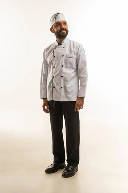 طباخ سعودي بالزي الأبيض الرسمي في الاستوديو