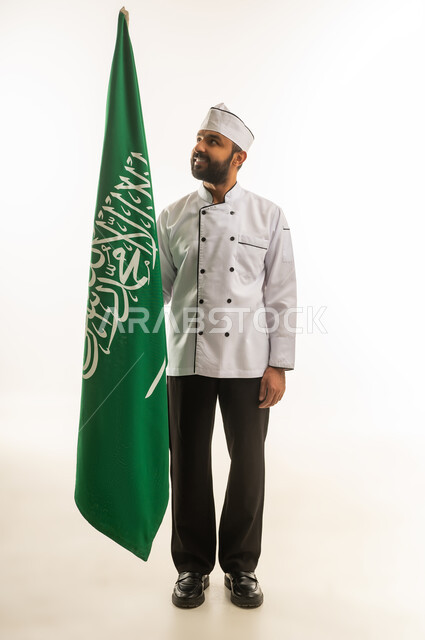 طباخ سعودي يحمل العلم السعودي بخلفية بيضاء