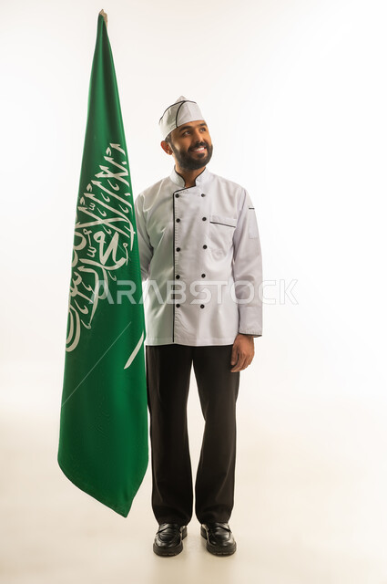 طباخ سعودي يحمل علم المملكة العربية السعودية