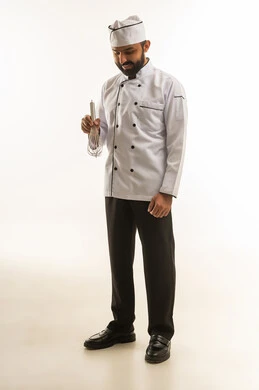 شيف عربي بزي رسمي يحمل خفاقة يدوية