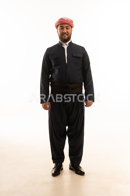 رجل بالزي الكردي التقليدي على خلفية بيضاء