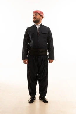 رجل بالزي الكردي التقليدي والشماغ الأحمر والأبيض