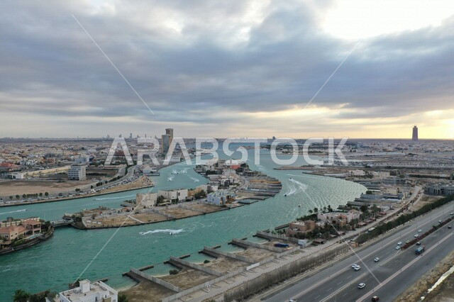 إطلالة جميلة من الأعلى لمدينة جدة بالمملكة العربية السعودية في وضع النهار ، واجهة جدة البحرية على سواحل البحر الأحمر غرب المملكة ، منظر جوي جميل على كورنيش جدة ، السياحة في السعودية ، أماكن ساحلية ترفيهية بجدة