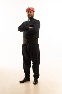 رجل باللباس الكردي والشماغ السعودي بخلفية بيضاء