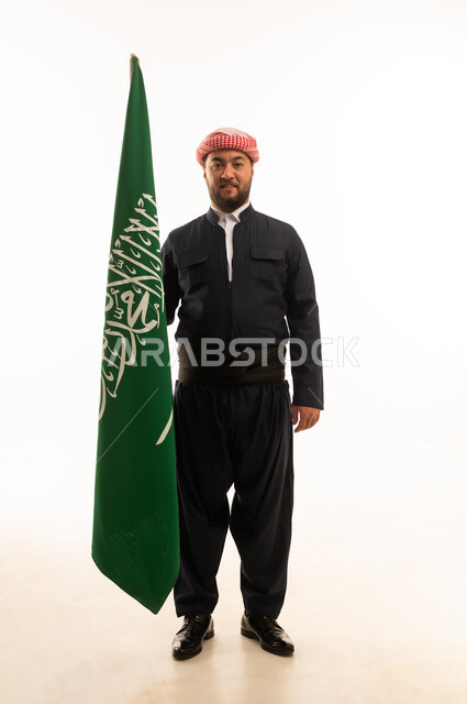 رجل بالزي الكردي مع علم السعودية خلفية بيضاء