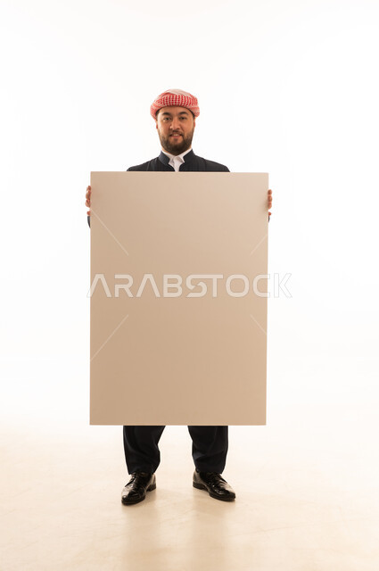 رجل بالزي الكردي يحمل لوحة بيضاء فارغة