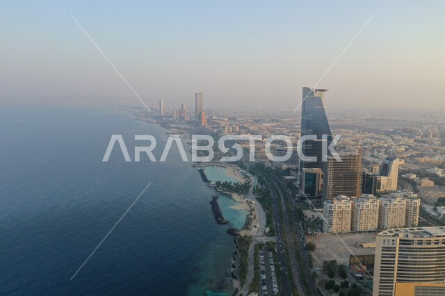 إطلالة جميلة من الأعلى لمدينة جدة بالمملكة العربية السعودية في وضع النهار ، واجهة جدة البحرية على سواحل البحر الأحمر غرب المملكة ، منظر جوي جميل على كورنيش جدة ، السياحة في السعودية ، أماكن ساحلية بجدة ، أبراج مدينة جدة مطلة على سواحل البحر الأحمر
