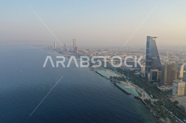 إطلالة جميلة من الأعلى لمدينة جدة بالمملكة العربية السعودية في وضع النهار ، واجهة جدة البحرية على سواحل البحر الأحمر غرب المملكة ، منظر جوي جميل على كورنيش جدة ، السياحة في السعودية ، أماكن ساحلية بجدة ، أبراج مدينة جدة مطلة على سواحل البحر الأحمر