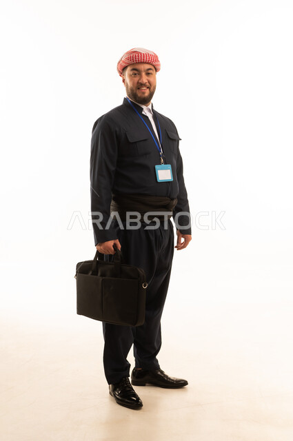 رجل بالزي الكردي التقليدي يحمل حقيبة أعمال