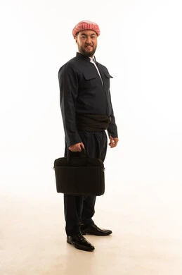 رجل كوردستاني بالزي التقليدي مع حقيبة لابتوب رجل كوردستاني بالزي التقليدي مع حقيبة لابتوب