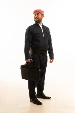رجل بالزي الكردي التقليدي مع حقيبة أعمال رجل بالزي الكردي التقليدي مع حقيبة أعمال