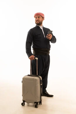 رجل كُردي بالزي التقليدي مع حقيبة سفر