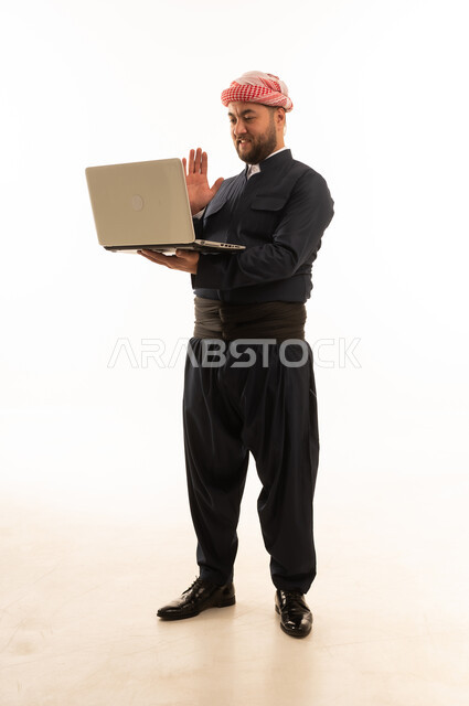 رجل باللباس الكوردي التقليدي مع لابتوب بخلفية بيضاء