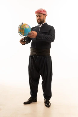 رجل بالزي الكردي التقليدي يحمل الكرة الأرضية