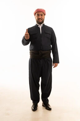 رجل بالزي الكردي التقليدي مع إيماءة الإبهام للأعلى