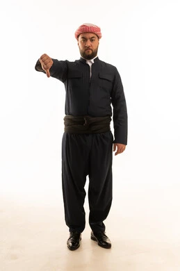 رجل بالزي الكردي التقليدي مع إيماءة الرفض