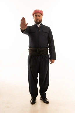 رجل باللباس الكوردي التقليدي يشير بعلامة التوقف