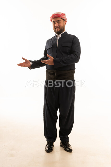 رجل كردي بالزي التقليدي يشير بيده خلفية بيضاء