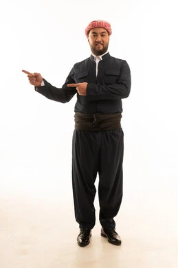 رجل كوردستاني بالزي التقليدي الأسود يشير للجانب